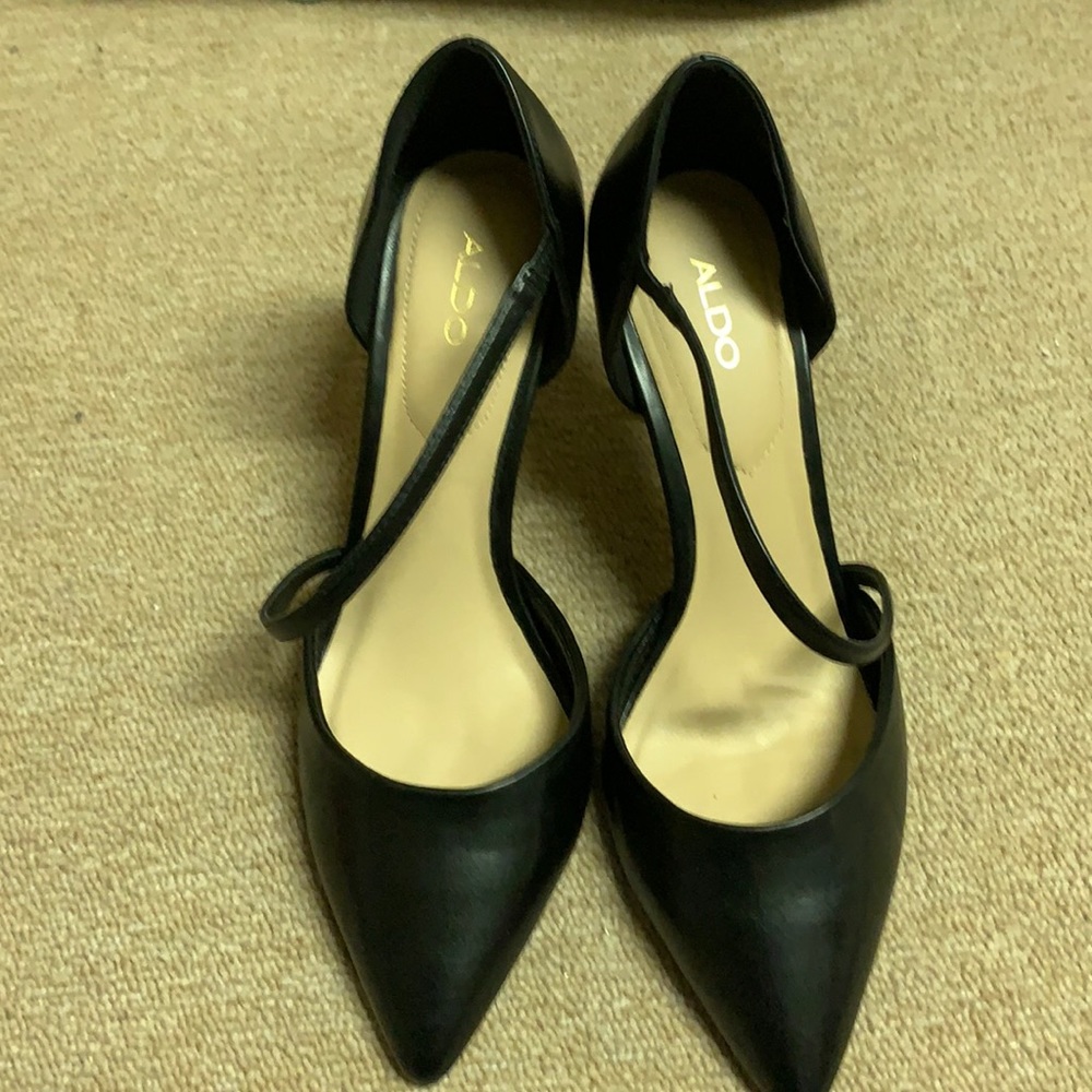 Black pumps